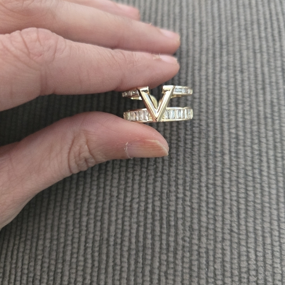 18K Gold Plated Dubai Fashion Gold and Silver V Initial Ring - Picture 4 of 12